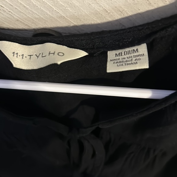 Black loose fitting sleeveless blouse - Picture 3 of 5